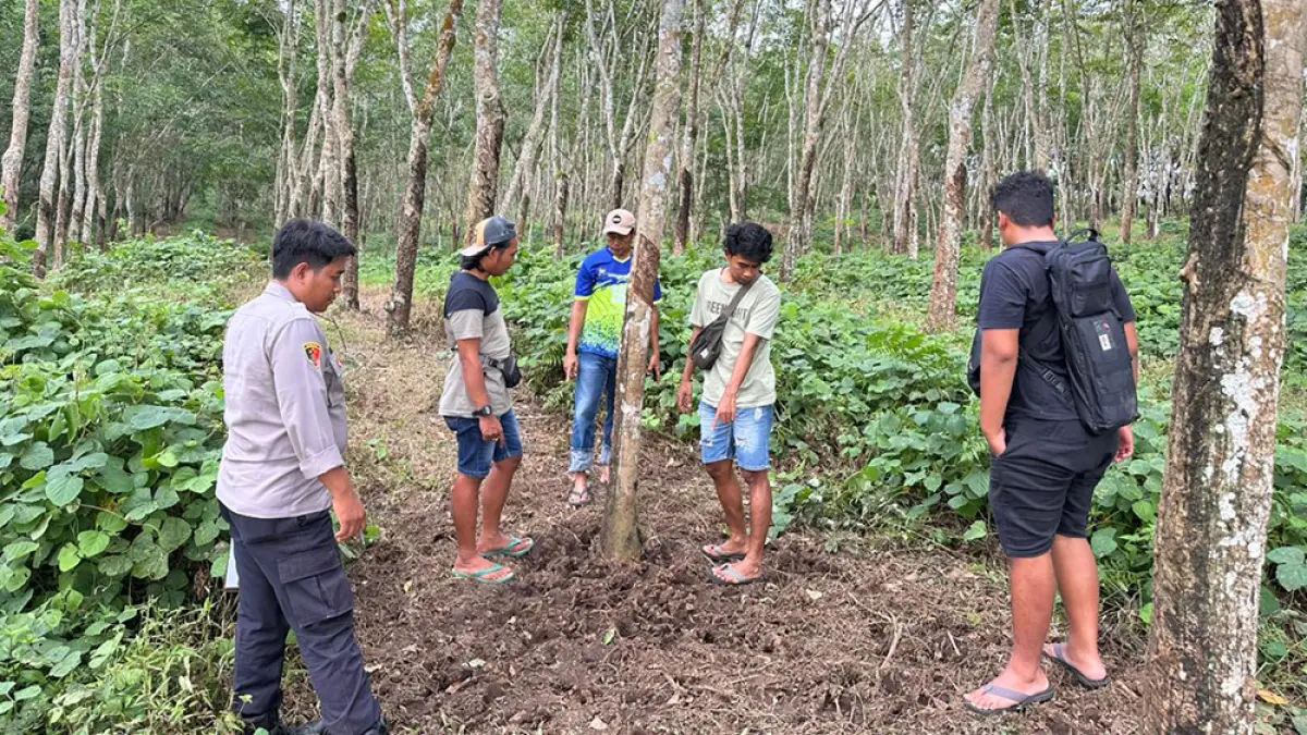 TKP: Personel Satreskrim Polresta Banyuwangi bersama jajaran Polsek Glenmore mengidentifikasi lokasi pencurian di kandang sapi milik warga Desa Tulungrejo, Kecamatan Glenmore. (Humas Polresta Banyuwangi)