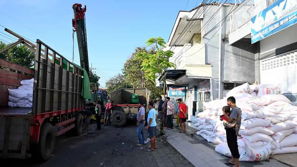 Truk gandeng bermuatan pupuk menabrak pembatas jalan di traffic light Penataban Banyuwangi saat hindari anak menyeberang, kerugian capai Rp10 juta. (Ramada Kusuma/Radar Banyuwangi)