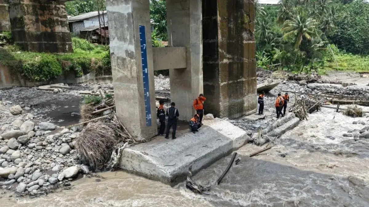 KAI Daop 5 Purwokerto menutup sementara jalur hulu Jembatan Prupuk-Linggapura akibat kerusakan pilar akibat debit air tinggi. (Antara)