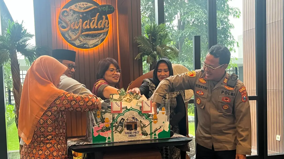 UNDIAN: General Manager Kokoon Hotel Banyuwangi Weni Kristanti didampingi perwakilan Dinas Sosial Provinsi Jawa Timur, Dinas Sosial Kabupaten Banyuwangi, notaris, hingga Kapolsek Kabat AKP Badrodin Hidayat mengundi grand prize program Sajadah Volume 3, Jumat (10/4). (FREDY RIZKI/RABA)