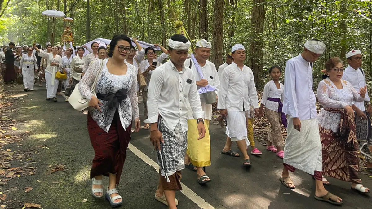 4.000 umat Hindu rayakan Pagerwesi di Pura Giri Salaka Alas Purwo. Prosesi sakral Mapak Tirta hingga Melasti di Pantai Trianggulasi. (banyuwangitourism.com)