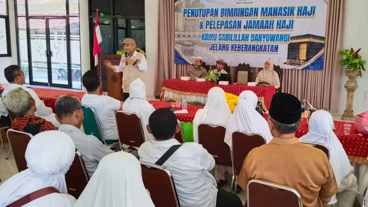 Ketua Kloter SUB 85 Dr H Taufik Siraj didampingi Tim Pembimbing Haji Indonesia Abdullah Siraj, Tim Kesehatan Haji Indonesia Rosy Damayanti saat mengisi manasik ke Jamaah KBIHU Sabilillah Banyuwangi, di Tanjung Asri Banyuwangi, Minggu (14/4/2026). (Ramada Kusuma/Radar Banyuwangi)
