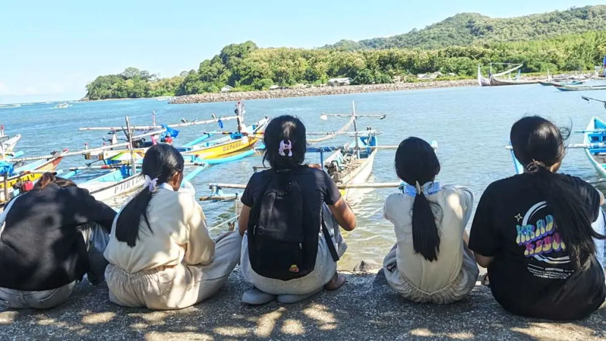 BERWISATA: Sejumlah pengunjung menikmati panorama di Pelabuhan Grajagan, Dusun Grajagan Pantai, Desa Grajagan, Kecamatan Purwoharjo, Minggu (12/4). (Zamrozi Wahyu/Radar Banyuwangi)