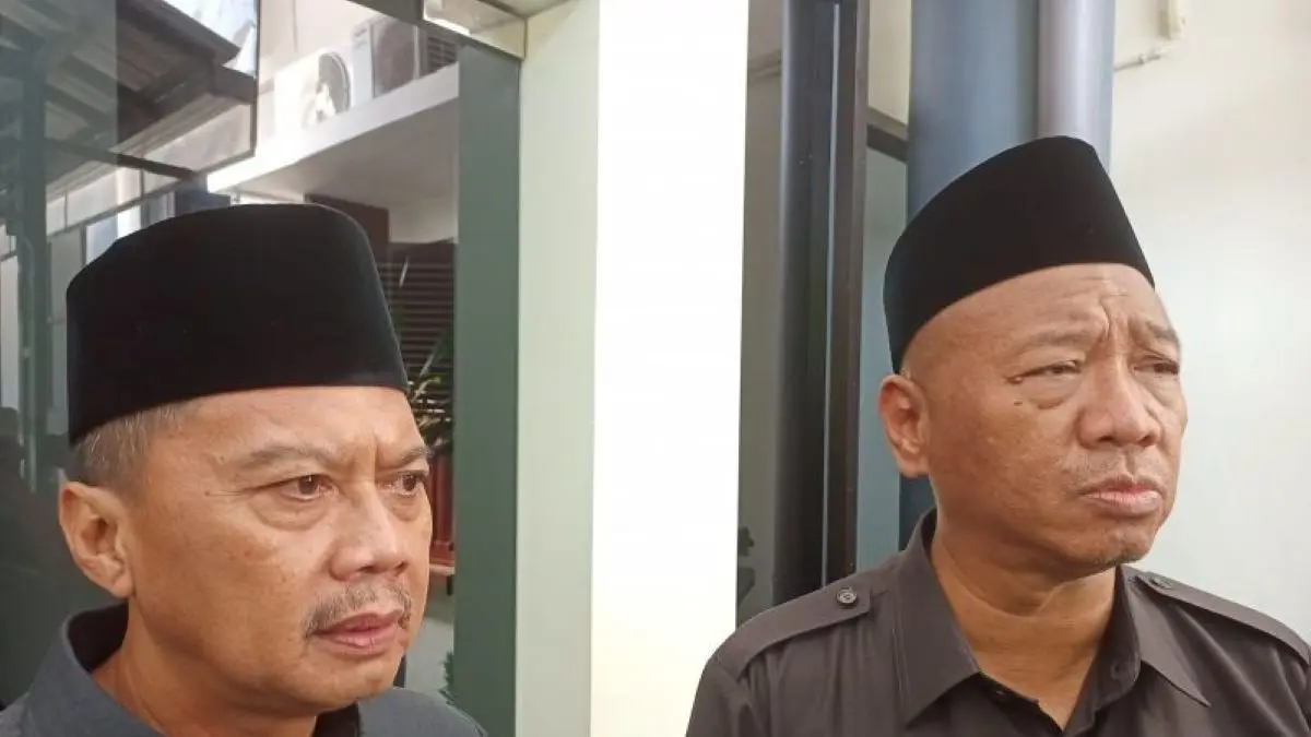 Bupati Tulungagung Gatut Sunu Wibowo (kanan) bersama Sekda Tri Hariadi (kiri). (Diskominfo Tulungagung/Antara)