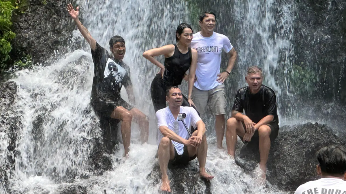 DERETAN ARTIS: (Dari kiri) Desta, Raffi Ahmad, Niken Anjani, Ariel Noah, dan Gading Marten berkunjung ke air terjun Jagir, Kecamatan Glagah. (Dini for Radar Banyuwangi)