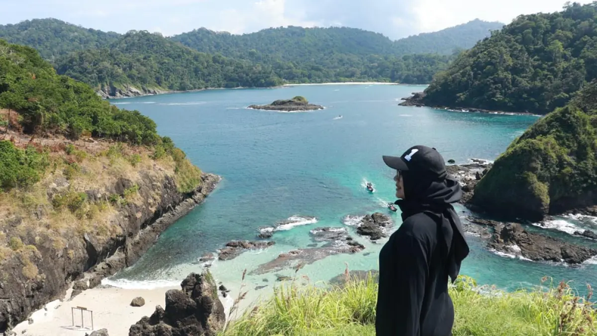 DESTINASI FAVORIT: Bupati Ipuk Fiestiandani saat berkunjung ke Pulau Bedil, Kecamatan Pesanggaran beberapa waktu lalu. (DINI for Radar Banyuwangi)