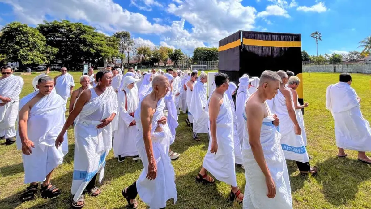 Jamaah haji KBIHU Sabilillah Banyuwangi saat praktek haji di Lapangan Giri, Minggu (12/4/2026). (Ramada Kusuma/Radar Banyuwangi)