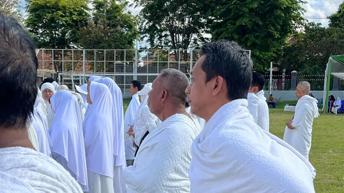 LATIHAN: Jemaah haji KBIHU Sabilillah Banyuwangi saat praktik haji di Lapangan Kecamatan Giri, Minggu (12/4). (Ramada Kusuma/Radar Banyuwangi)