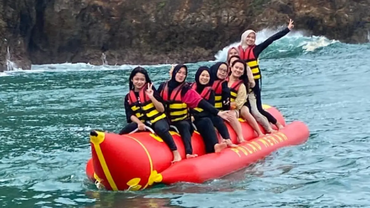 Pulau Merah Banyuwangi hadirkan watersport dan wisata jelajah pulau. Nikmati banana boat, surfing, hingga eksplorasi pulau eksotis. (banyuwangitourism.com)