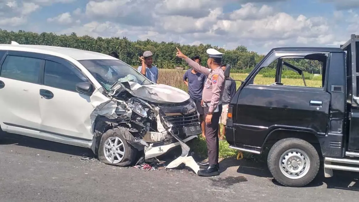 RINGSEK: Polisi melakukan olah TKP insiden kecelakaan di Jalan Raya Marangdoro, Dusun Krajan, Desa Karangdoro, Kecamatan Tegalsari, Sabtu siang (11/4). (Hasyim for Radar Banyuwangi)