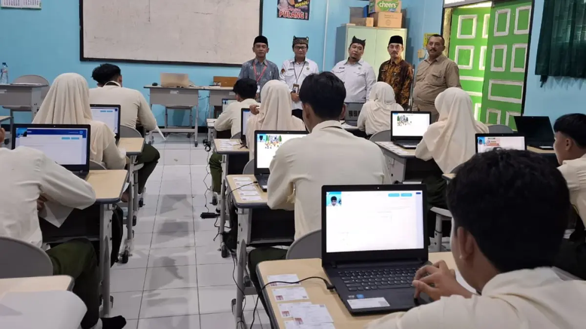 UJIAN: Kepala Kemenag Banyuwangi Chaironi Hidayat dan Plt Kasi Pendidikan Madrasah Fakhrurrazi saat melakukan monitoring pelaksanaan TKA di MTsN 10 Banyuwangi pada Senin (6/4). (Humas Kemenag Banyuwangi)