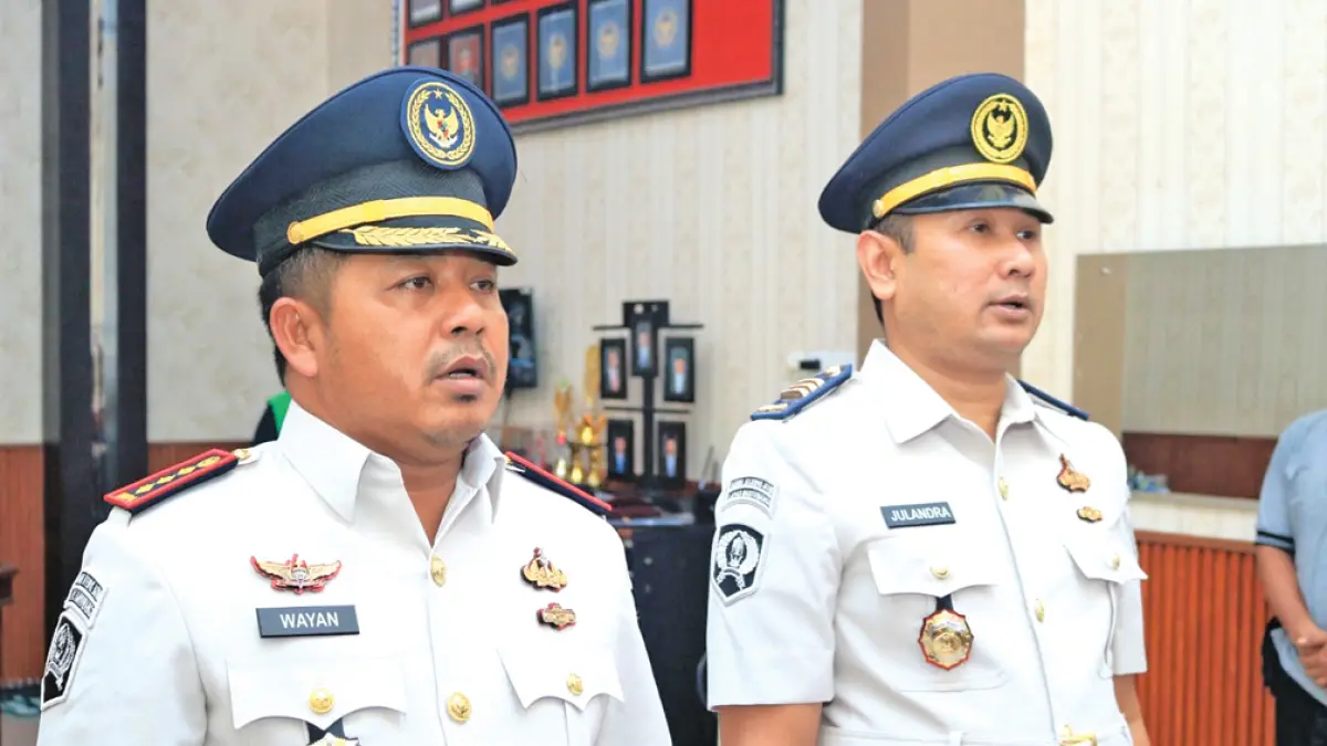VIRTUAL: I Wayan Nurasta Wibawa dan Julandra menjalani pelantikan secara online di ruang Kalapas IIA Banyuwangi pada Sabtu (11/4). (Bagus Rio/Radar Banyuwangi)