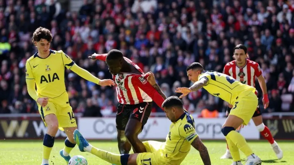 ZONA DEGRADASI: Sunderland paksa Spurs tinggal di zona degradasi (Sunderland)