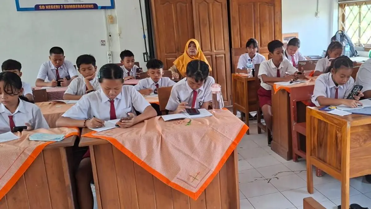 Ibu Guru SDN 7 Sumberagung cukup mengawasi dari belakang