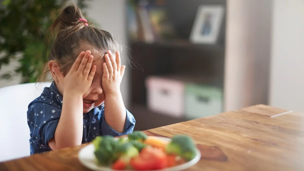 Ilustrasi : Cara efektif membujuk anak agar mau makan sayur tanpa paksaan, yang mudah diterapkan orang tua di rumah.(Foto: Freepik)