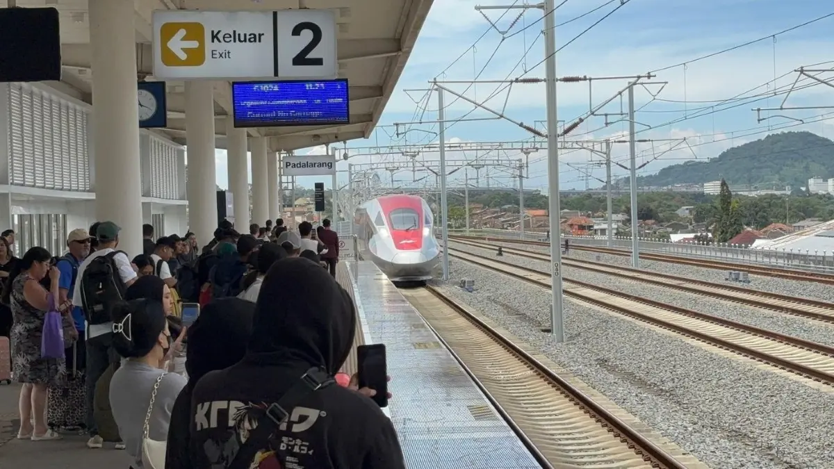 KCIC mengimbau penumpang patuhi aturan keselamatan setelah insiden penahanan pintu Whoosh di Stasiun Padalarang yang menyebabkan keterlambatan. (KCIC)