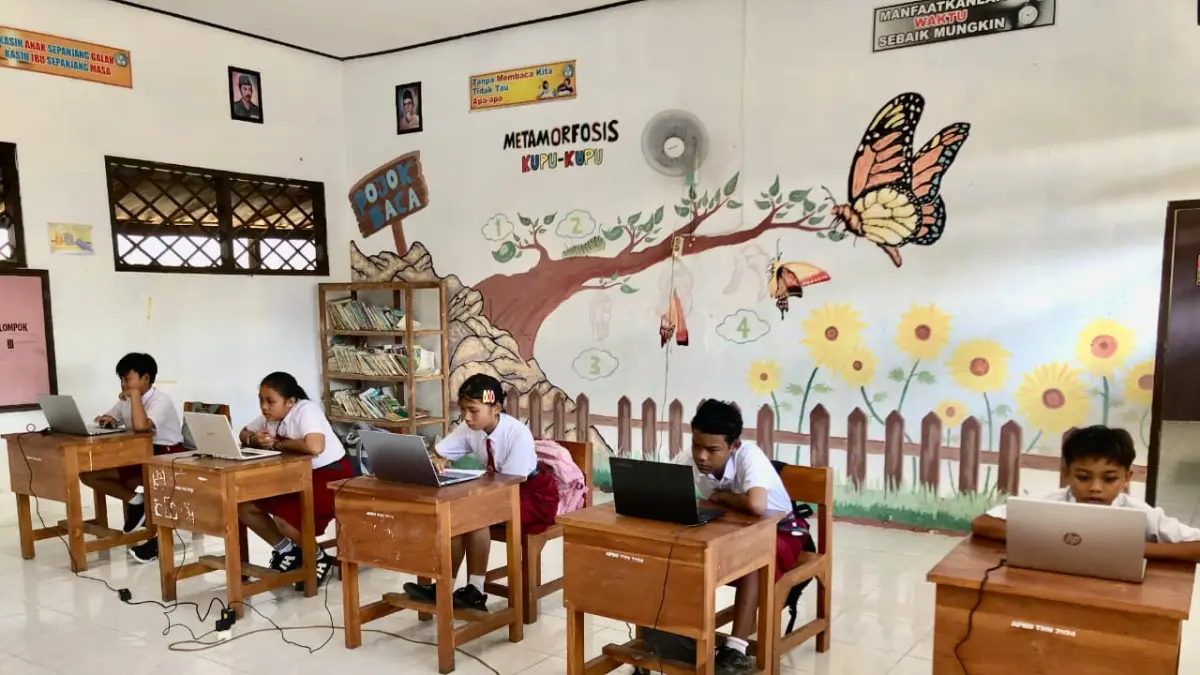Kelas di SDN 5 Grajagan dipenuhi lukisan layaknya asli, sehingga siswa nyamn saat Try OUT TKA