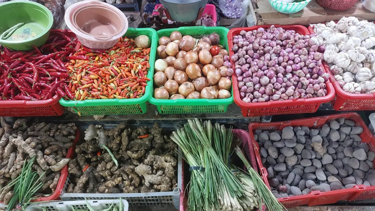 NAIK-TURUN HARGA: Pedagang menggelar aneka jenis bumbu masakan di Pasar Banyuwangi, Jumat (10/4). (Akbar Maulana/Radar Banyuwangi)