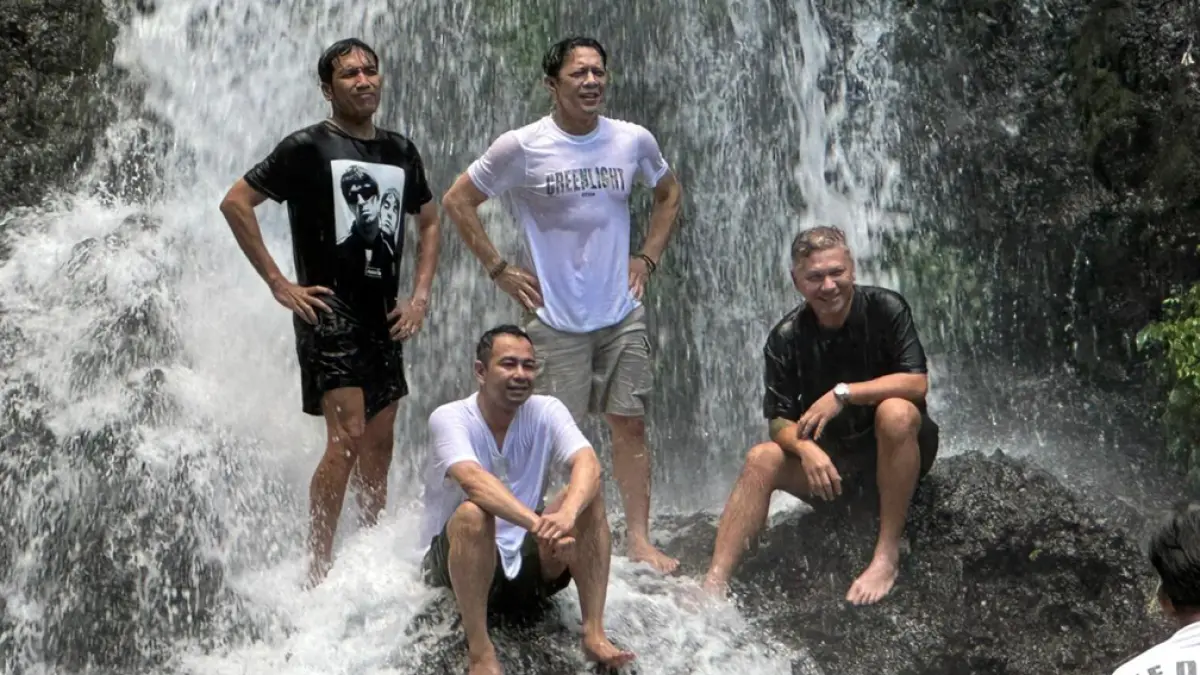 Raffi Ahmad, Gading Marten, Desta, dan Ariel NOAH mandi di Air Terjun Jagir. Glagah Banyuwangi. (banyuwangikab.go.id)