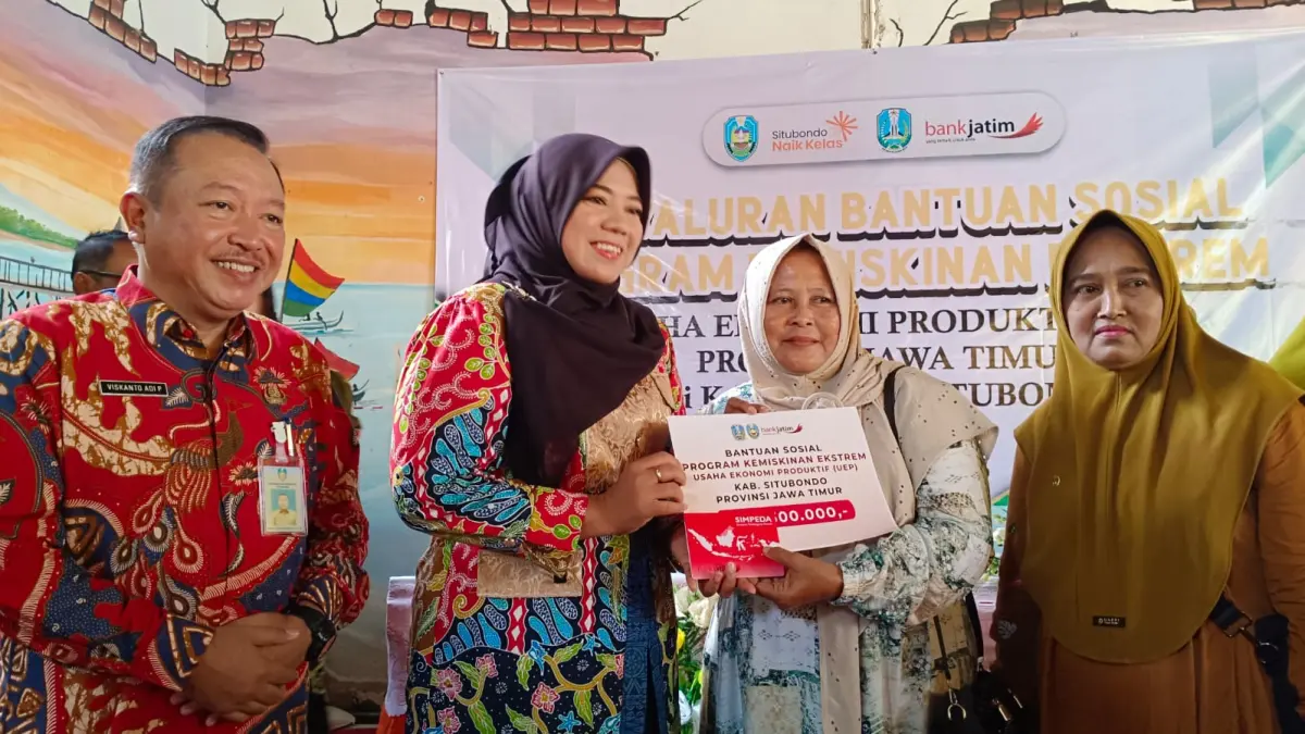 Wakil Bupati Situbondo, Ulfiyah, secara simbolis menyalurkan bantuan di halaman Dinas Sosial Kabupaten Situbondo. (situbondokab.go.id)