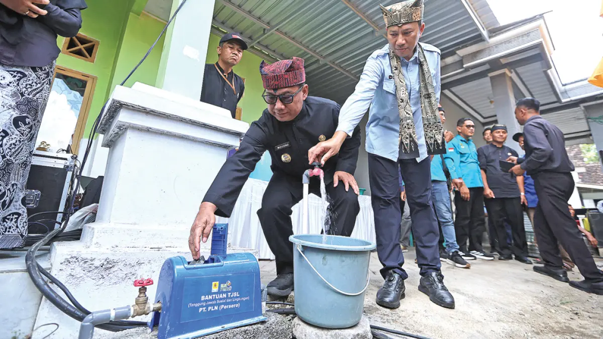 AIR UNTUK KEHIDUPAN: Wabup Mujiono bersama GM PLN UIP JBTB Hendro Prasetyawan menjajal sambungan air bersih di Desa Kebondalem, Kecamatan Bangorejo, Selasa (14/4). (Dini for Radar Banyuwangi)