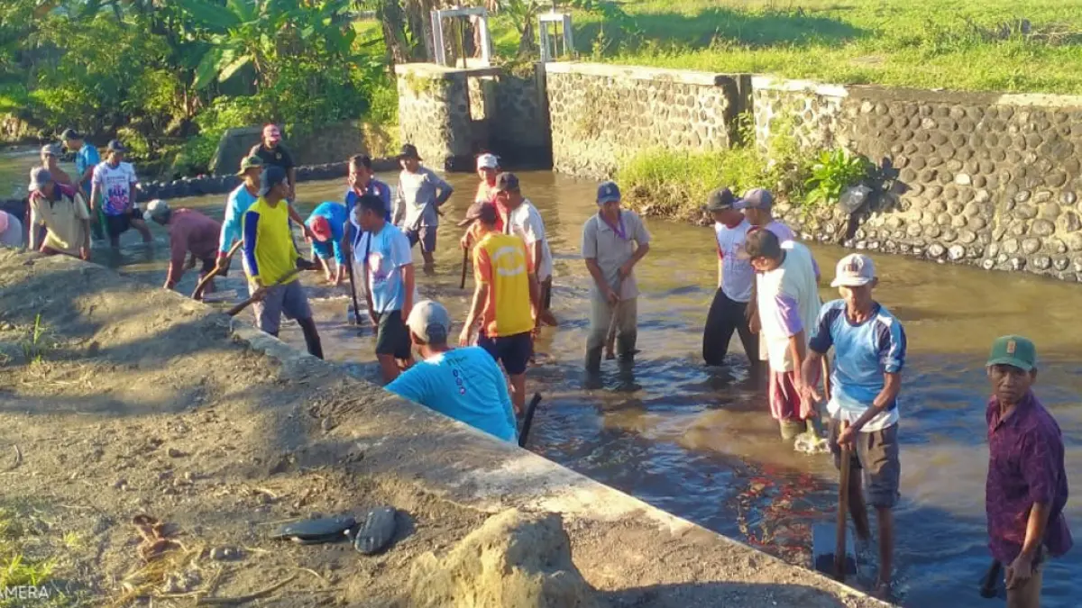 ANTISIPATIF: Petugas Pengairan dan petani tandang bareng membersihkan sungai untuk memperlancar aliran air menjelang musim kemarau di Sungai Badeng Desa Alasmalang, Kecamatan Singojuruh pada Senin (6/4) pekan lalu. (Dok. Radar Banyuwangi)
