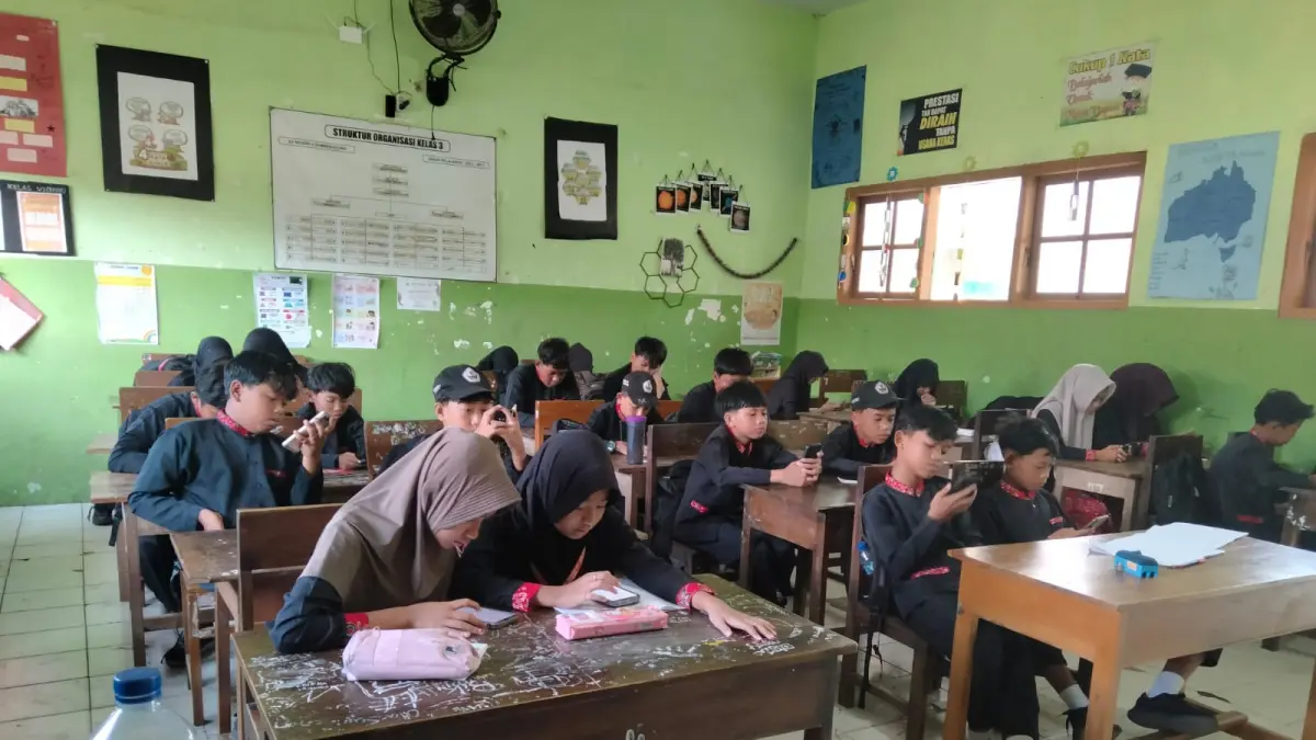 Bekerumun untuk melatih siswa SDN 4 Sumberagung untuk TKA