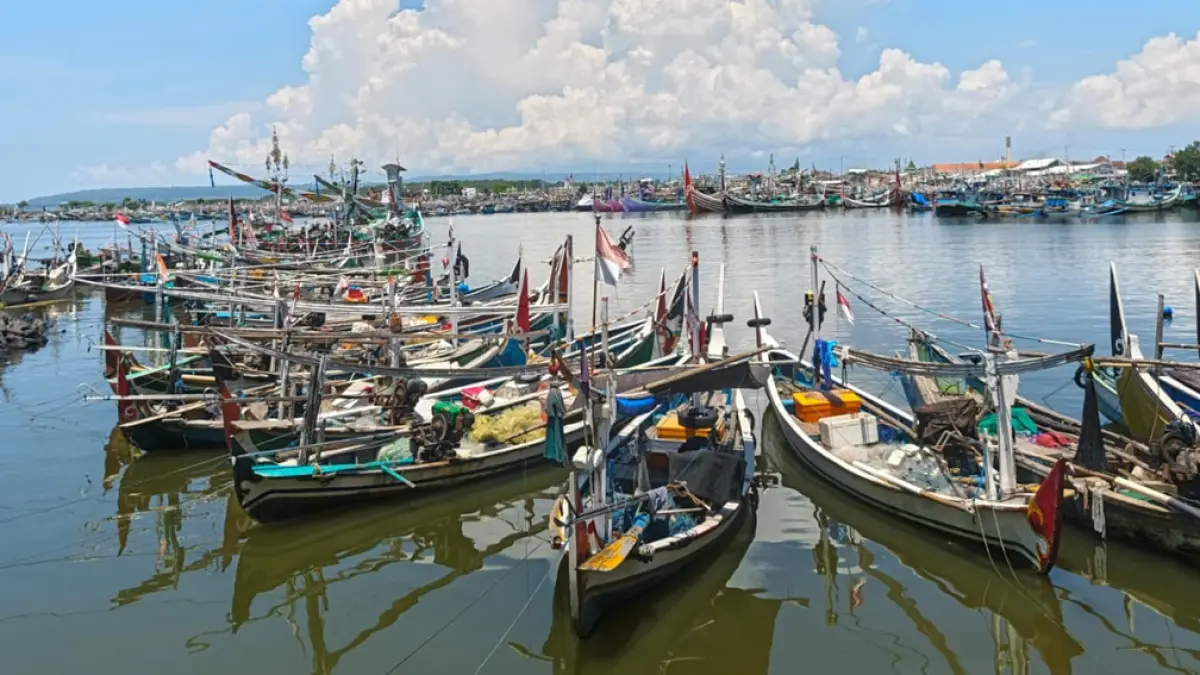 BERJEJER: Perahu nelayan sandar di kawasan Pelabuhan Muncar. Sejak beberapa hari terakhir banyak nelayan yang libur melaut. (Zamrozi Wahyu/Radar Banyuwagi)