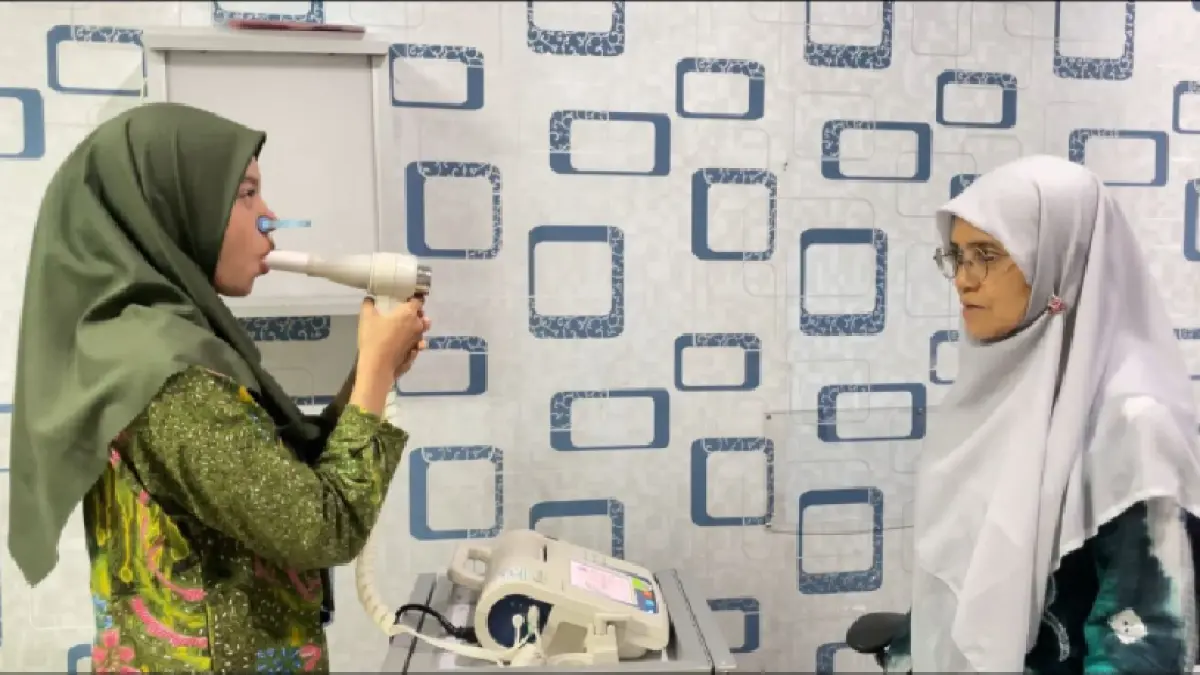 DETEKSI: Pemeriksaan spirometri bersama dokter spesialis paru RSI Fatimah Banyuwangi.(RSI Fatimah untuk Raba)