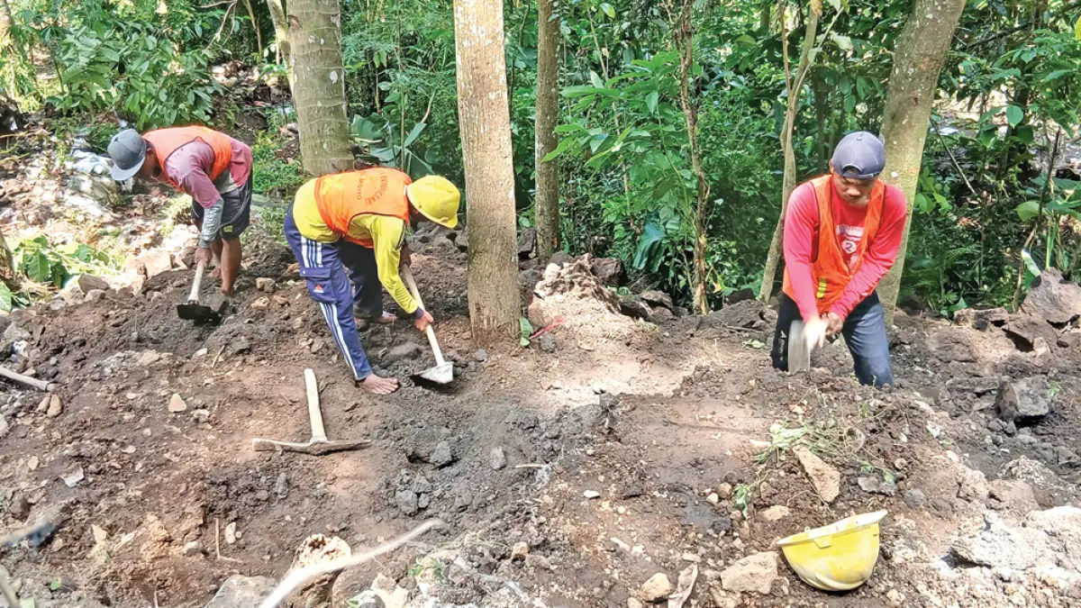 DIKEBUT: Petugas mulai melakukan persiapan pekerjaan area longsor di kawasan jalan raya di Gunung Gumitir, Dusun Barurejo, Desa Kalibarumanis, Kecamatan Kalibaru, Senin (13/4). (Salis Ali/Radar Banyuwangi)