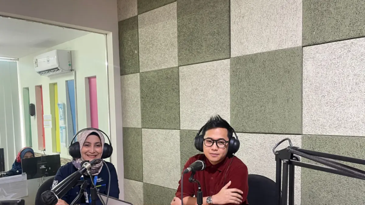 EDUKASI: Dokter spesialis kandungan RSU Bhakti Husada dr Royan Mechi Varendra Sp Og M Ked Klin sedang melakukan edukasi kesehatan lewat siaran radio dan Live TikTok.(RSU Bhakti Husada untuk RaBa)