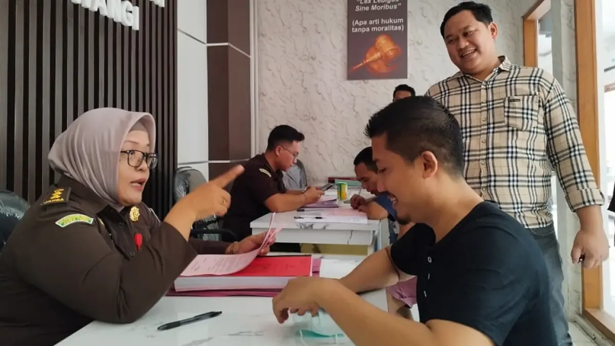 KASUS PENIPUAN: Apri Tias Dewanto alias Jhon Sambo saat dilimpahkan ke Kejaksaan Negeri Banyuwangi beberapa waktu lalu. (Dok. Radar Banyuwangi)