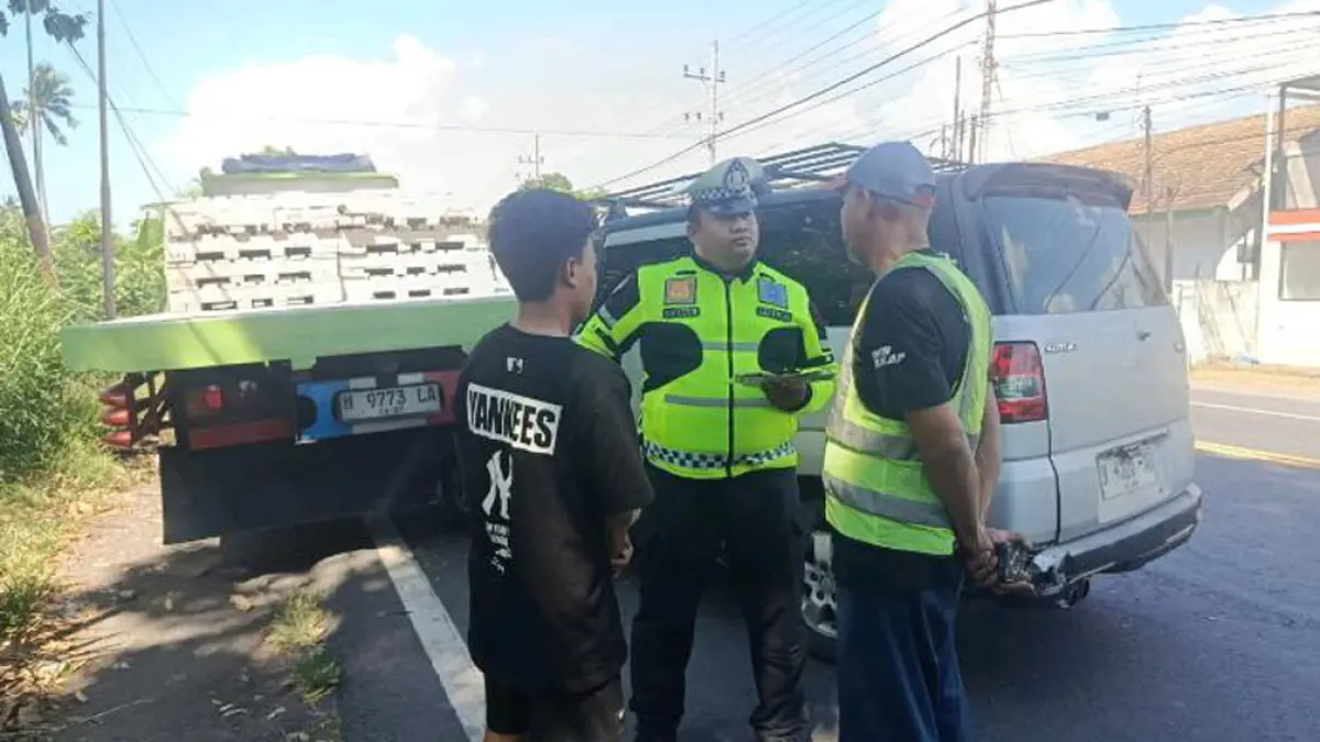 KOREK KETERANGAN: Anggota Satlantas memintai keterangan pengemudi terkait insiden laka lantas di jalan raya Klatak, Kecamatan Kalipuro, Selasa (14/4) pagi. (Satlantas Polresta Banyuwangi)