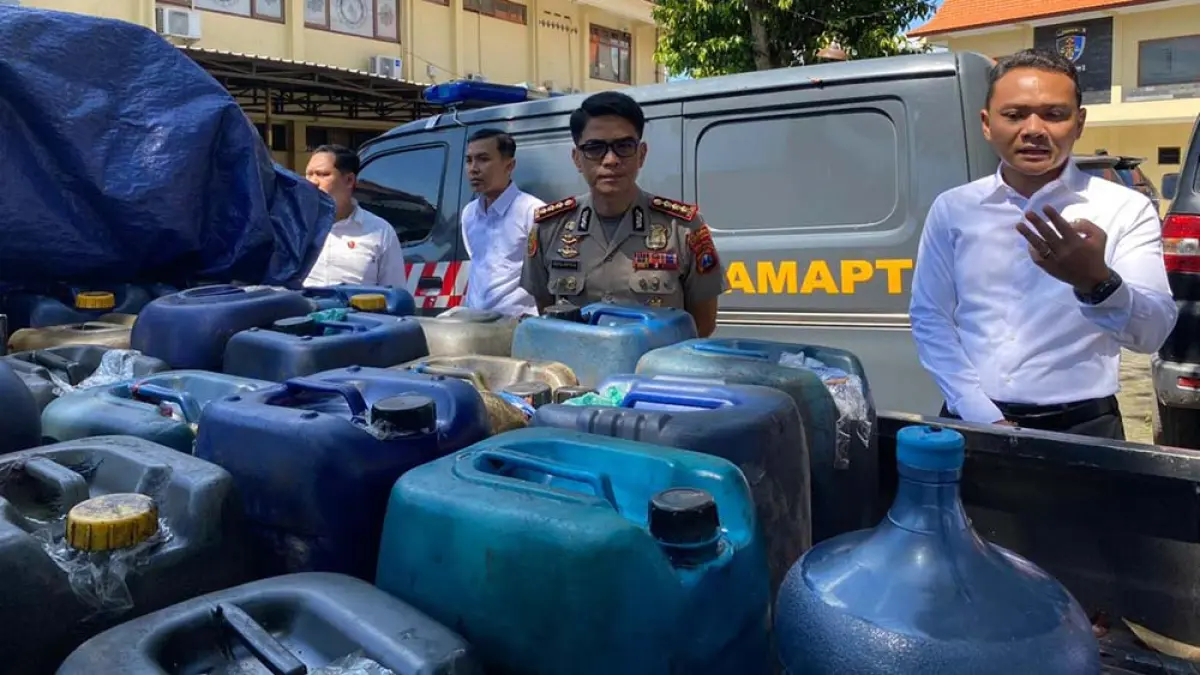 Polresta Banyuwangi Sikat Mafia BBM Subsidi, 7 Tersangka Dibekuk: Modus 40 Barcode hingga Tangki Mobil Modifikasi. (Bagus Rio/Radar Banyuwangi)