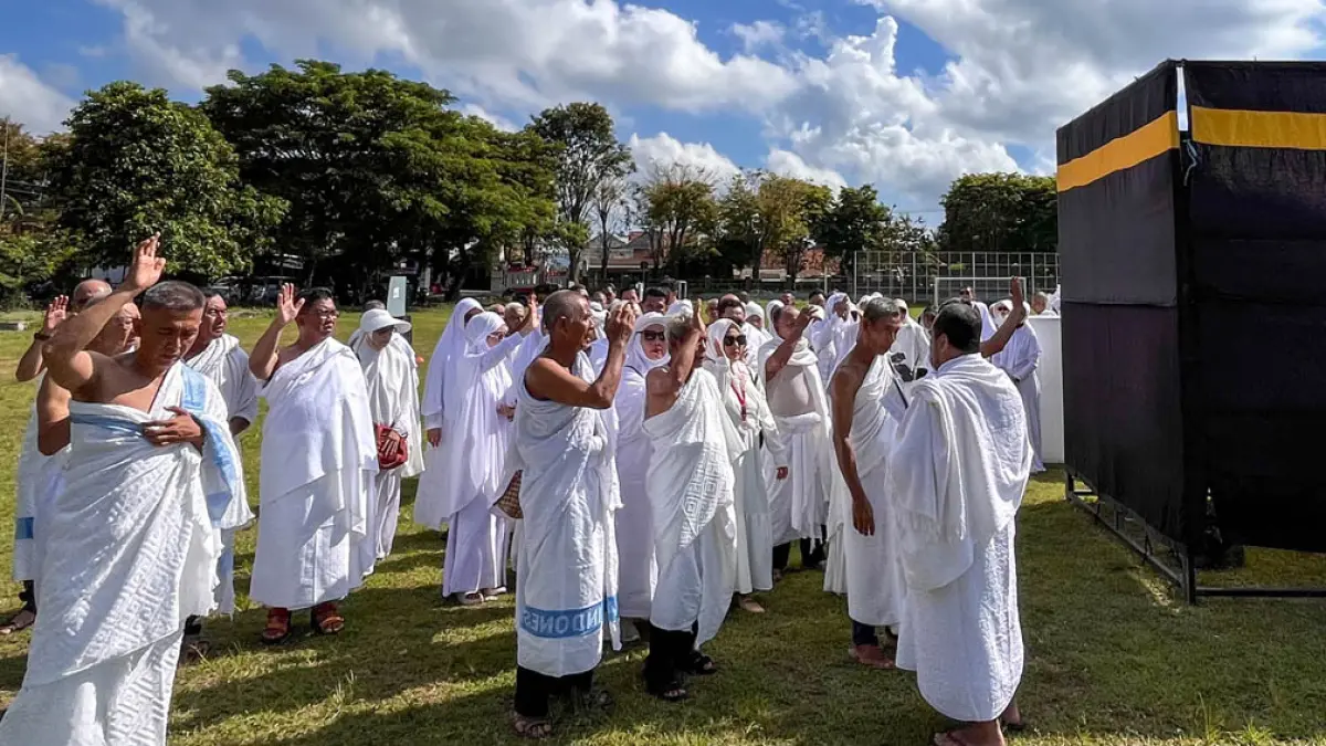 PRAKTIK: Jemaah haji KBIHU Sabilillah Banyuwangi melaksanakan manasik di Lapangan Kecamatan Giri, Minggu (12/4). Taghun ini CJH Banyuwangi terbagi dalam kloter 82, 83, 84, dan 85. (Ramada Kusuma/Radar Banyuwangi)