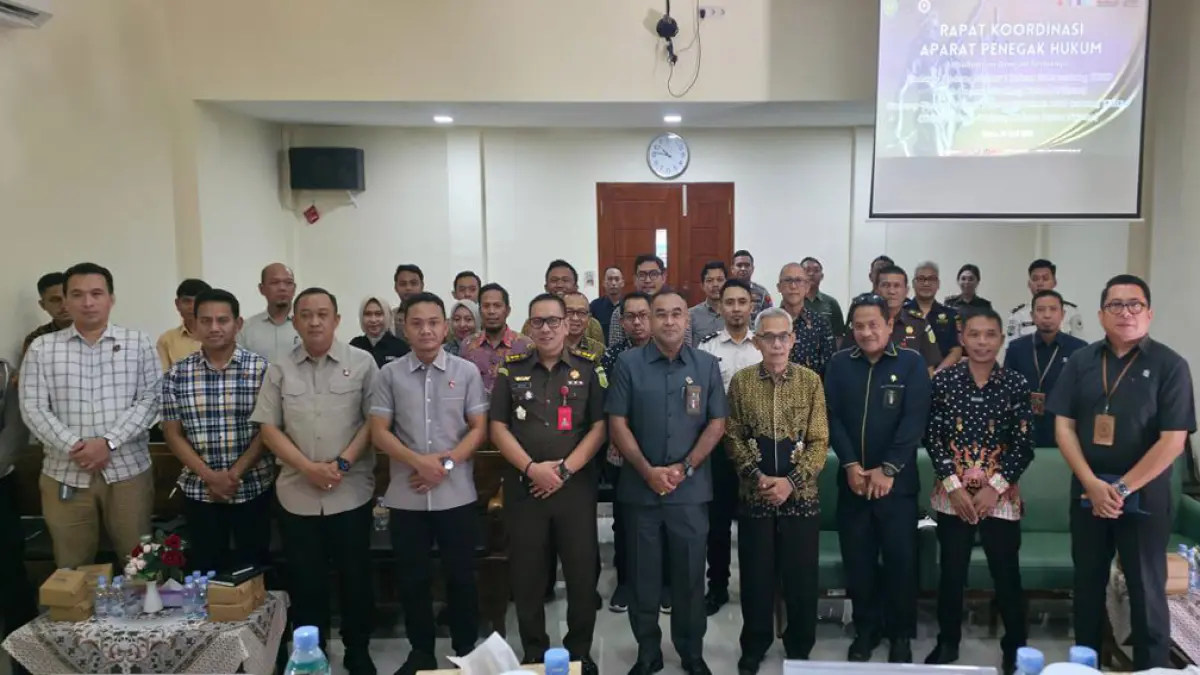 RAKOR: Perwakilan APH se-Banyuwangi membahas penerapan KUHP dan KUHAP baru di Pengadilan Negeri Banyuwangi, Selasa (14/4). (Bagus Rio/Radar Banyuwangi)