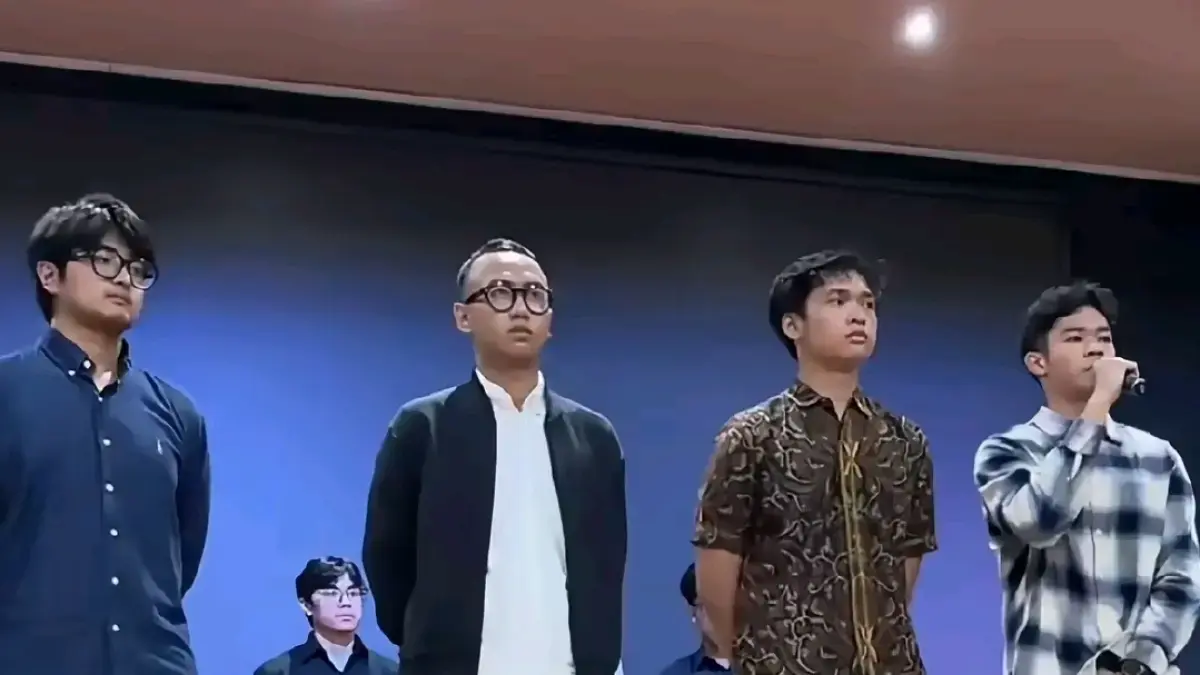 Sebagian dari 16 mahasiswa FH UI yang diduga jadi pelaku pelecehan seksual saat disidang terbuka di hadapan mahasiswa FH UI. (TikTok ody -via JawaPos.com)