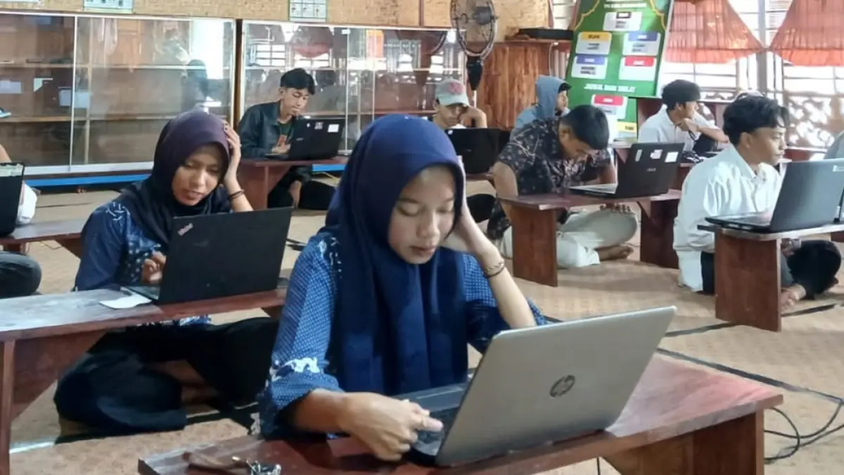 SERIUS: Para peserta kejar paket B melaksanakan ujian TKA di PKBM Sentosa, Kecamatan Kalibaru, Senin (13/4). (Foto: Dispendik Banyuwangi)