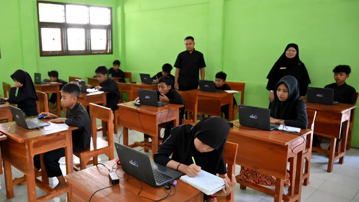 Siswa kelas 6 SDN 2 Tukangkayu melaksanakan tryout TKA di sekolah masing-masing, Selasa (14/4). (Ramada Kusuma/Radar Banyuwangi)