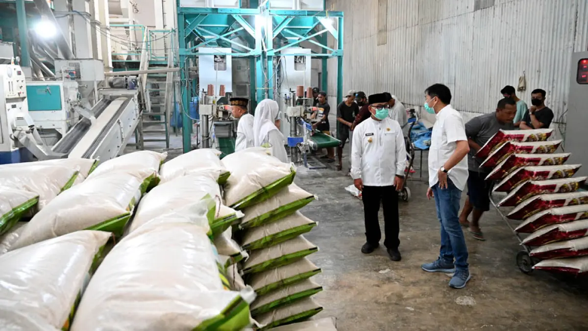 STABILKAN HARGA: Stok beras di Banyuwangi masih aman. Total beras yang disiapkan Bulog mencapai 4,235 juta kilogram. (Ramada Kusuma/Radar Banyuwangi)