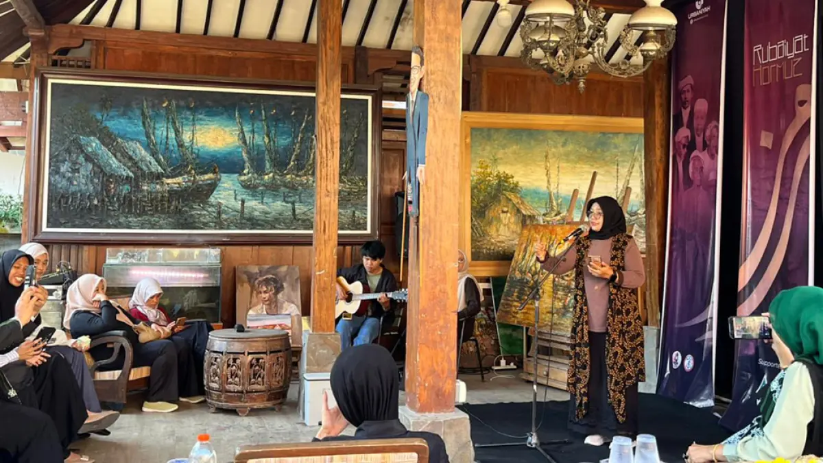 SUARA HATI: Penyair Banyuwangi yang terdiri dari beberapa komunitas membaca puisi untuk memberi dukungan kemanusiaan pada Iran, Selasa (14/4). (Fredy Rizki/Radar Banyuwangi)