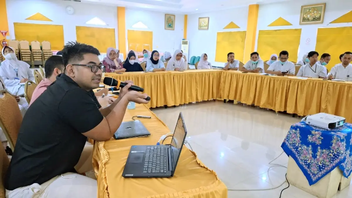 TEKAN RISIKO: Dokter spesialis urologi RS Al Huda (RSAH) dr Andy Zulfiqqar SpU FICS menyampaikan paparan tentang Metode TURP untuk mengatasi pembesaran prostate.(RSAH untuk Raba)