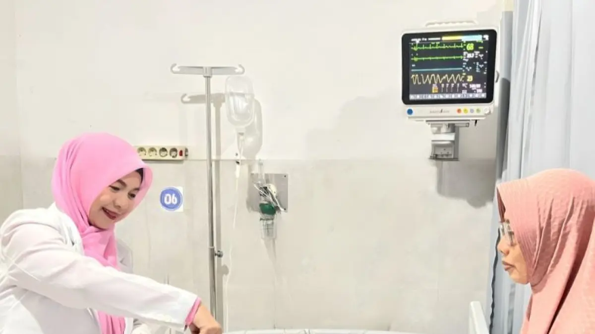 TIPS : Dokter spesialis saraf dr Indah Ari Handayani SpN FINA memberikan arahan kepada pasien stroke.(Putri RSUD Blambangan untuk Raba)