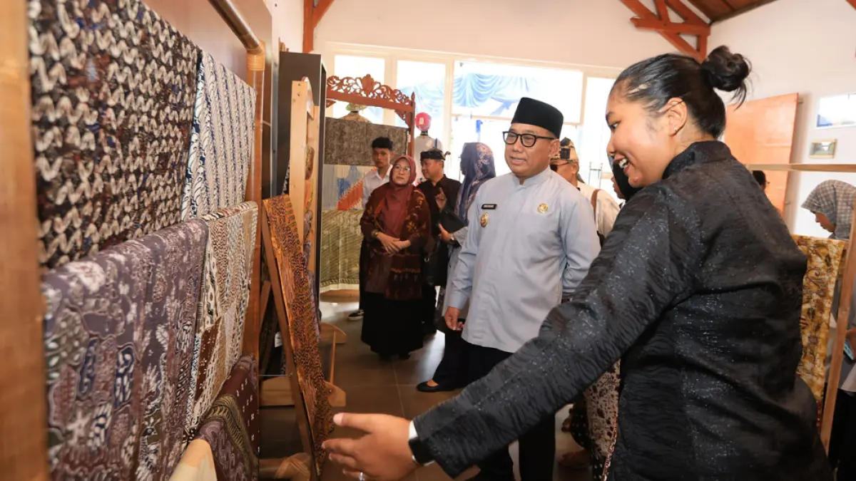 WASTRA BUMI BLAMBANGAN: Wabup Mujiono meninjau langsung Pusat Batik Banyuwangi di Jalan Ahmad Yani Nomor 263, Selasa (14/4). (Dini for Radar Banyuwangi)