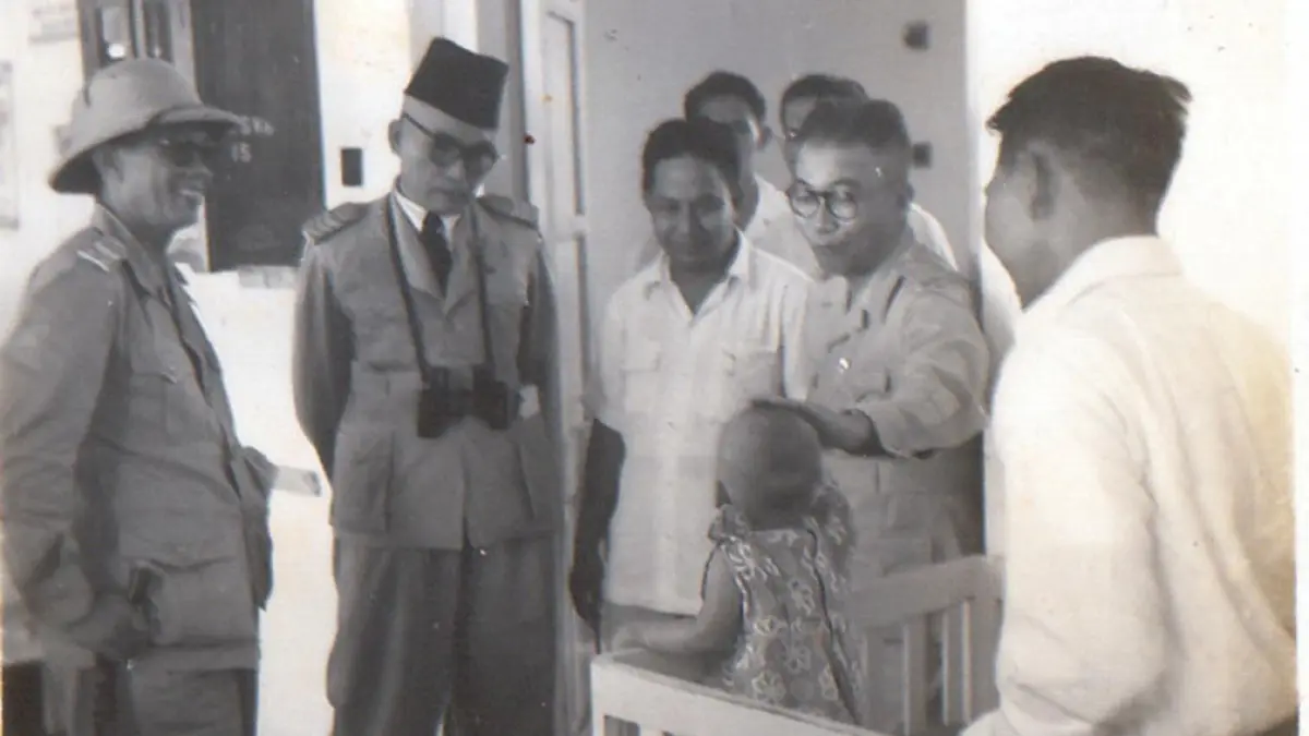 DOKUMEN SEJARAH: Bupati Banyuwangi periode 1942-1947 R Oesman Soemodinoto (memegang kepala anak kecil) saat berkunjung ke RSUD Blambangan. (Munawir Banjoewangi Tempo Doeloe)