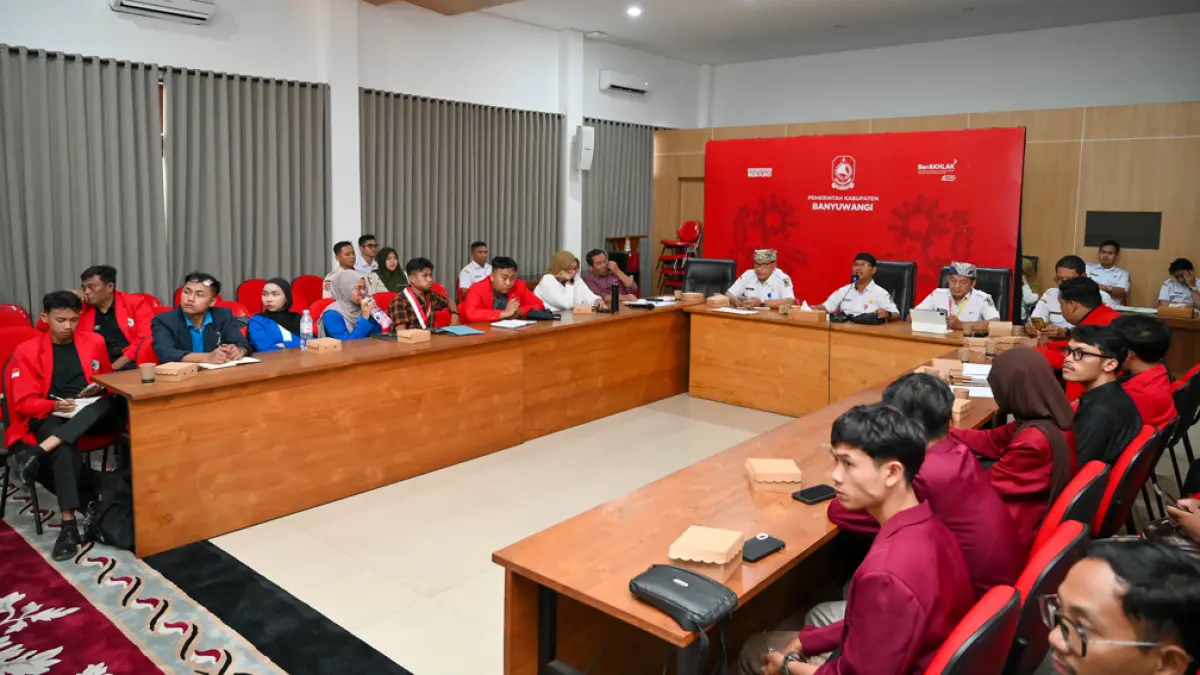 Pemkab Banyuwangi mengundang perwakilan organisasi kemahasiswaan, pemilik toko modern, toko kelontong, dan pegiat wisata terkait SE pengaturan jam operasional toko modern, tempat hiburan, dan rumah biliar di Ruang Rapat Minakjinggo, Rabu (15/4). (Ramada Kusuma/Radar Banyuwangi)