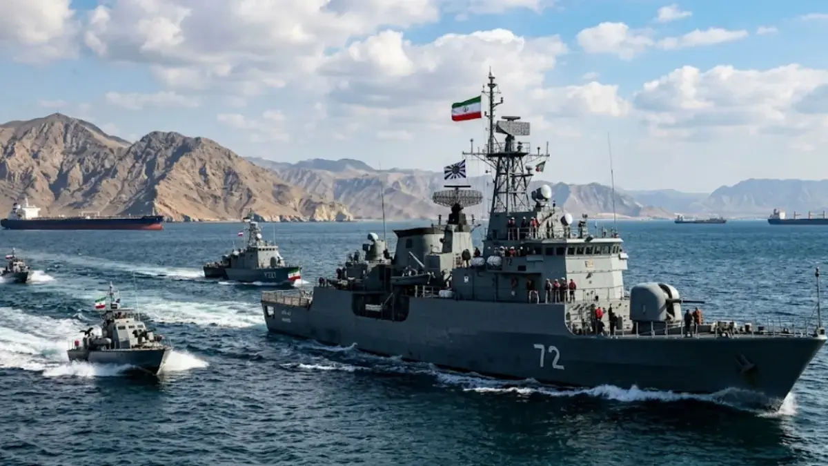 Ilustrasi armada angkatan laut Iran berpatroli di Selat Hormuz dengan kapal tanker minyak melintas di kejauhan. (Gemini AI via JawaPos.com)