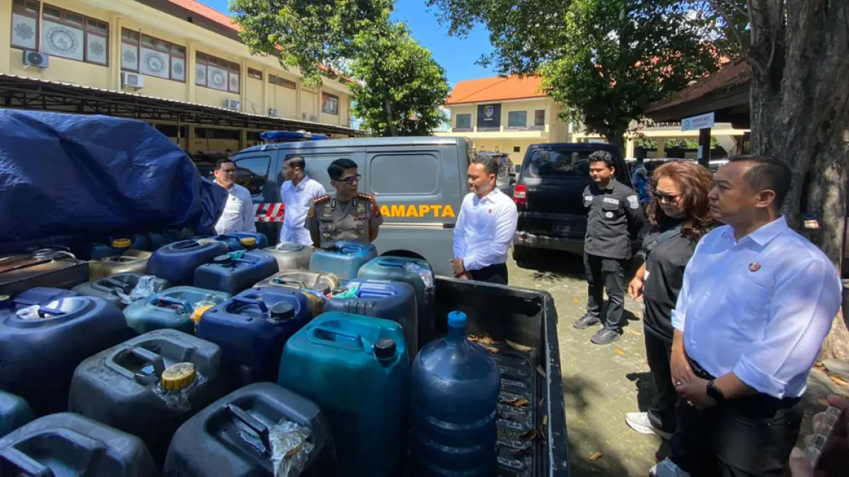 JADI ATENSI POLRI: Barang bukti BBM yang disita dari SPBU di Purwoharjo dan Singojuruh diamankan di Mapolresta Banyuwangi. Aksi mafia BBM   melancarkan aksinya dalam kurun waktu dua tahun terakhir. (Ramada Kusuma/Radar Banyuwangi)