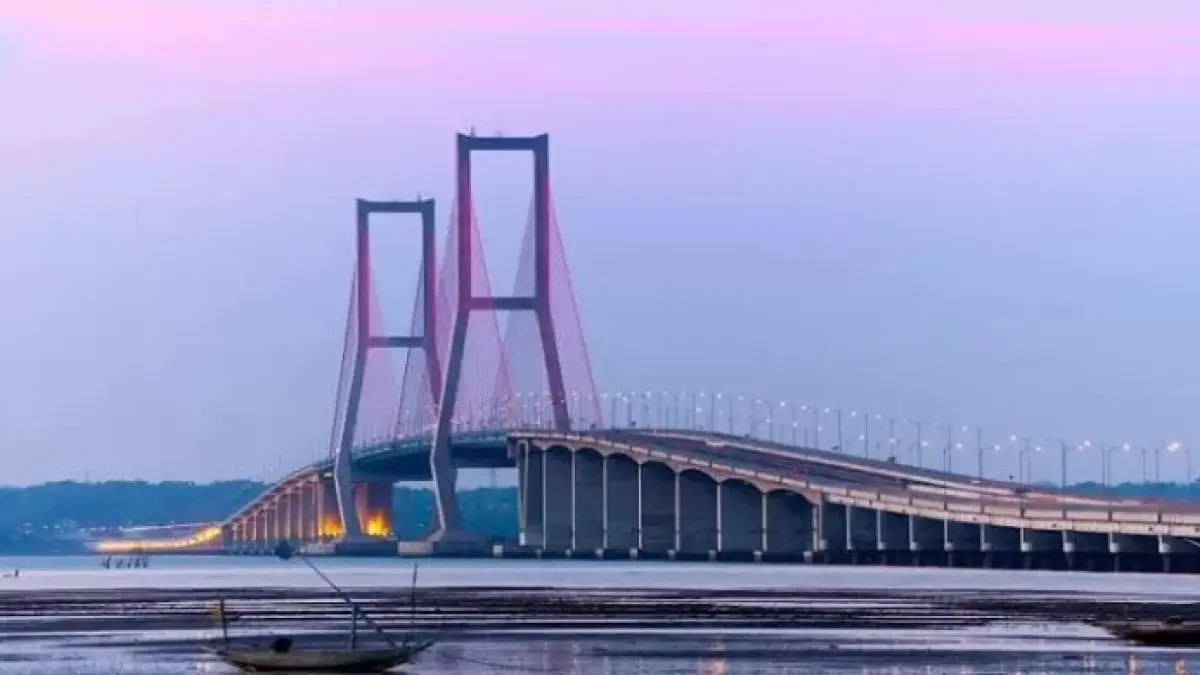 Jembatan Suramadu menghubungkan Surabaya dan Pulau Madura. (Radar Surabaya Bisnis)