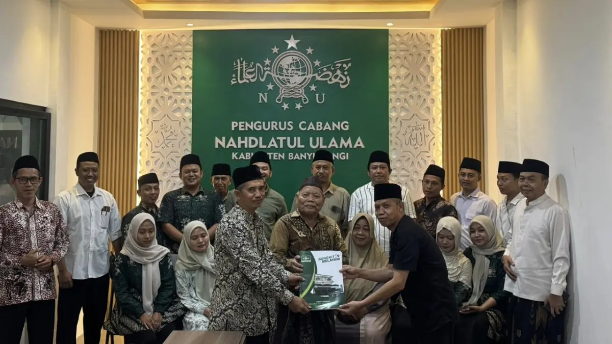 Ketua LP Ma’arif NU Banyuwangi, Moh. Shodiq (kiri) menyerahkan LPJ kepada Ketua Tanfidziyah H. Ahamd Turmudi di kantor PCNU Banyuwangi, Rabu (15/04/2026).&nbsp;(Haikal untuk Radar Banyuwangi)